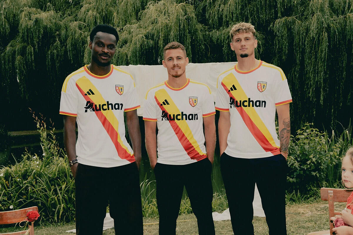 Le RC Lens dévoile son 3e maillot lors d’un mariage de supporters
