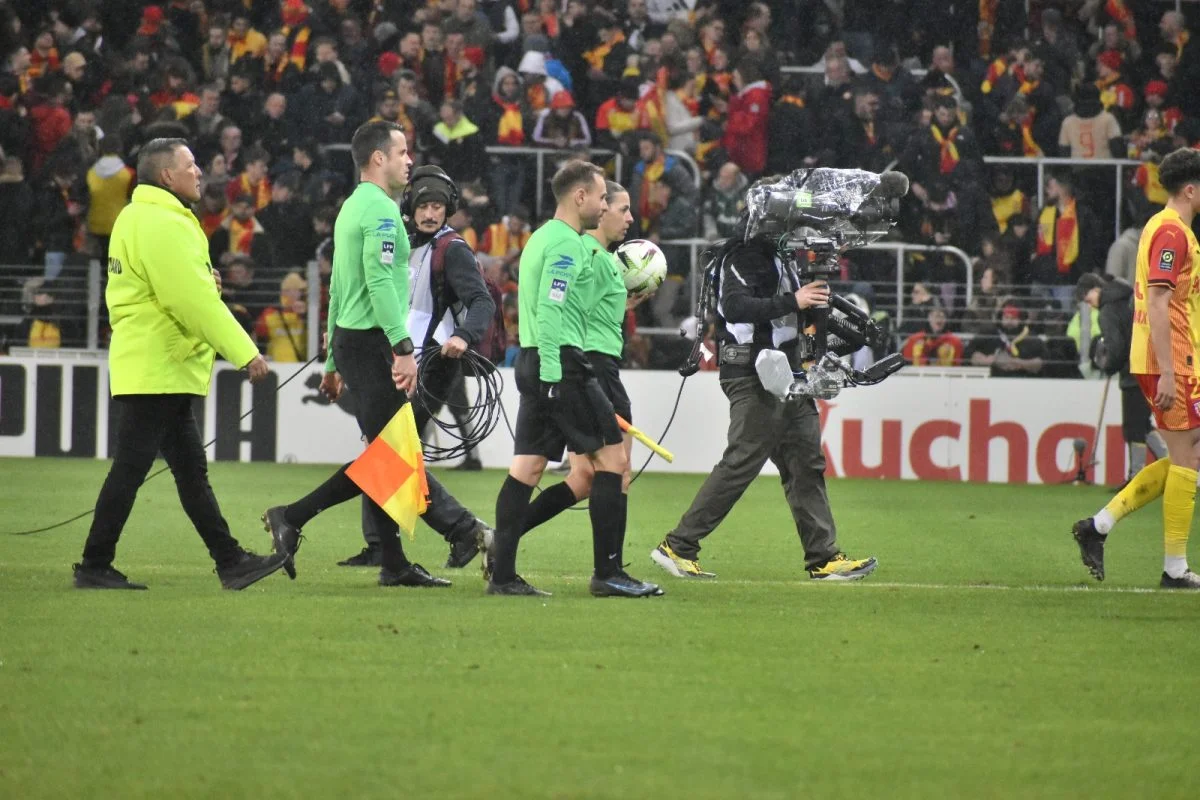 Le RC Lens lance un appel à candidatures pour suivre la formation d’arbitre de football