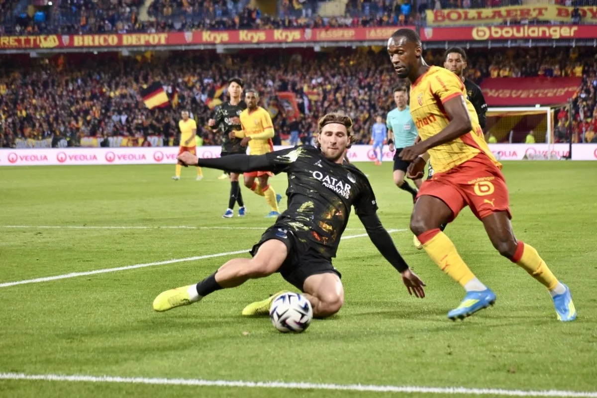 Le Paris SG se rassure face à Manchester United et signe Maghnes Akliouche à une semaine de venir à Bollaert