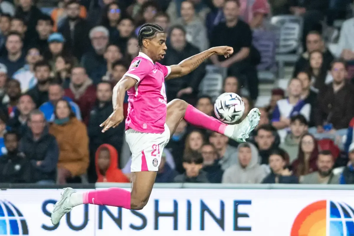 Aston Villa fonce sur un défenseur de Ligue 1