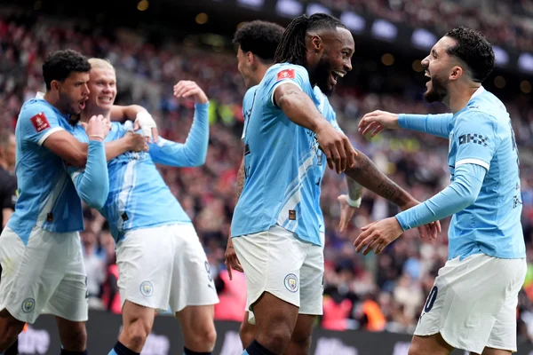 Angleterre : un 2e trophée pour Manchester City, qui peut encore rêver d'un triplé !
