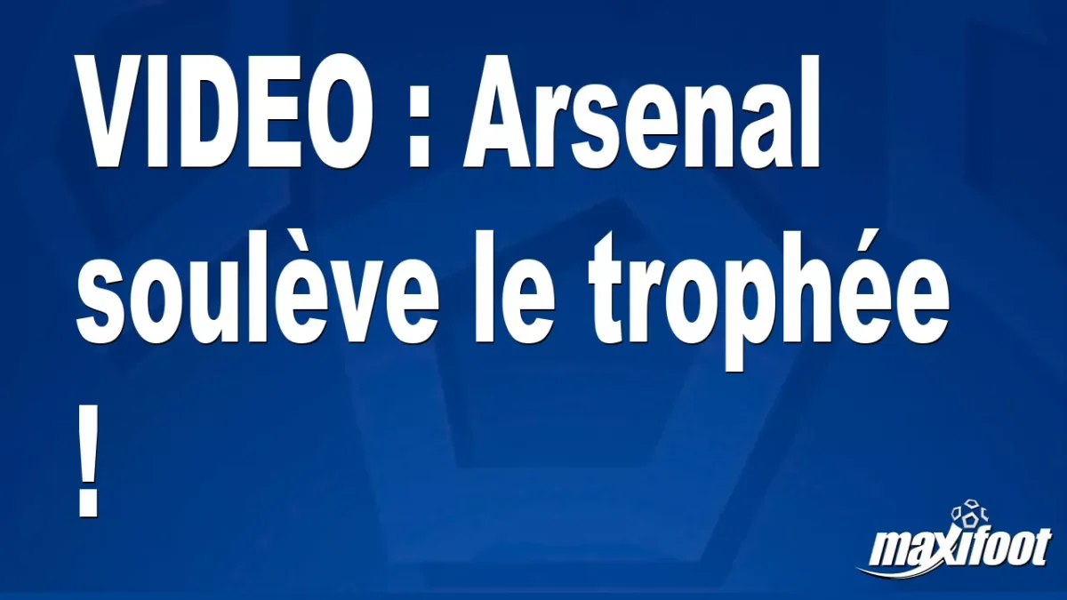 Arsenal soulève le trophée !