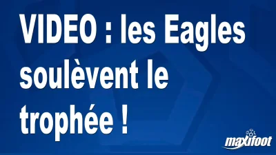les Eagles soulèvent le trophée !