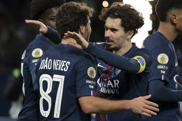 Mercato : le PSG envoie un message pour Vitinha et João Neves