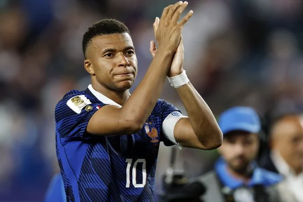 Equipe de France : "légende du foot", "tempête", "monstre"... La presse bluffée par Mbappé !