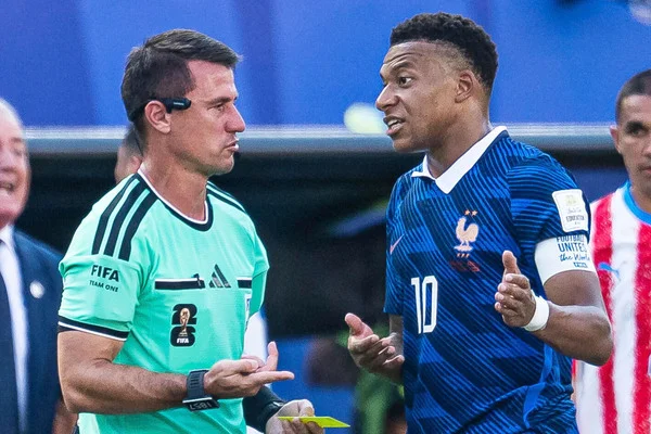 Coupe du monde : "une catastrophe", "une blague"... L'arbitrage de Paraguay-France ne passe pas !