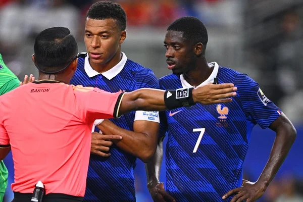 Equipe de France : Mbappé sonné, Dembélé agacé... La gueule de bois des Bleus