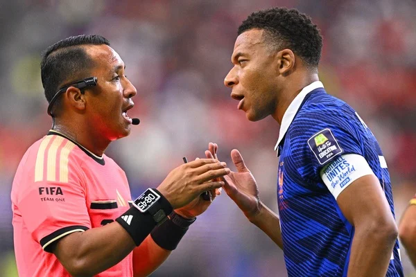 Equipe de France : l'arbitre de la demi-finale répond à Deschamps