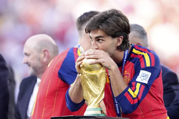 Journal des Transferts : des nouvelles de Ferran Torres, le PSG met la gomme, l'OM fixé pour Kebbal, vente record à Lens...