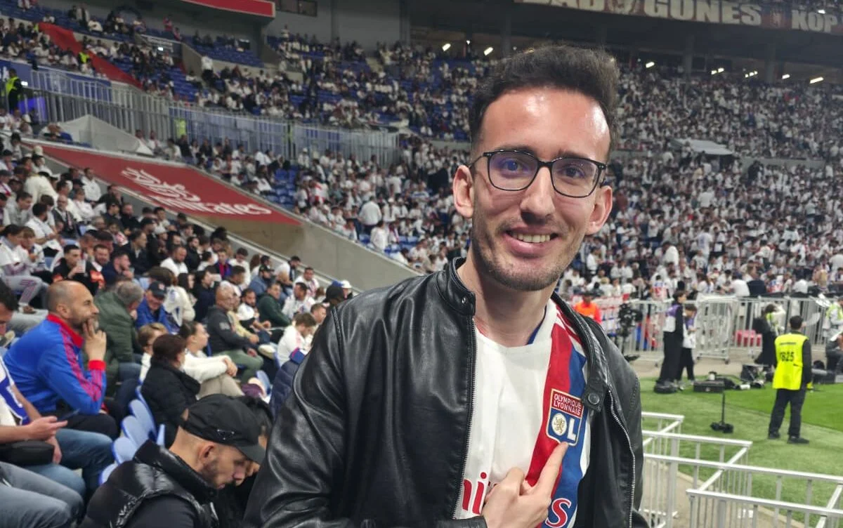 À près de 1500 km de Lyon, il vit son amour pour l'OL depuis le Kosovo