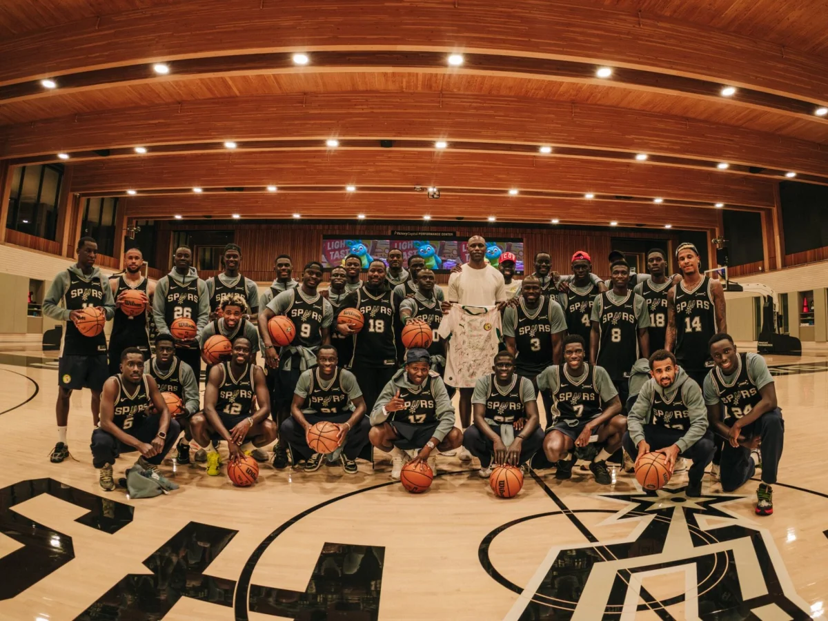 Niakhaté (OL) et le Sénégal ont visité les installations des San Antonio Spurs
