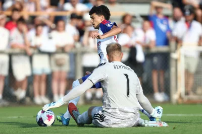 Les joueurs de l’OL et du Servette n’ont pas trop apprécié la pelouse