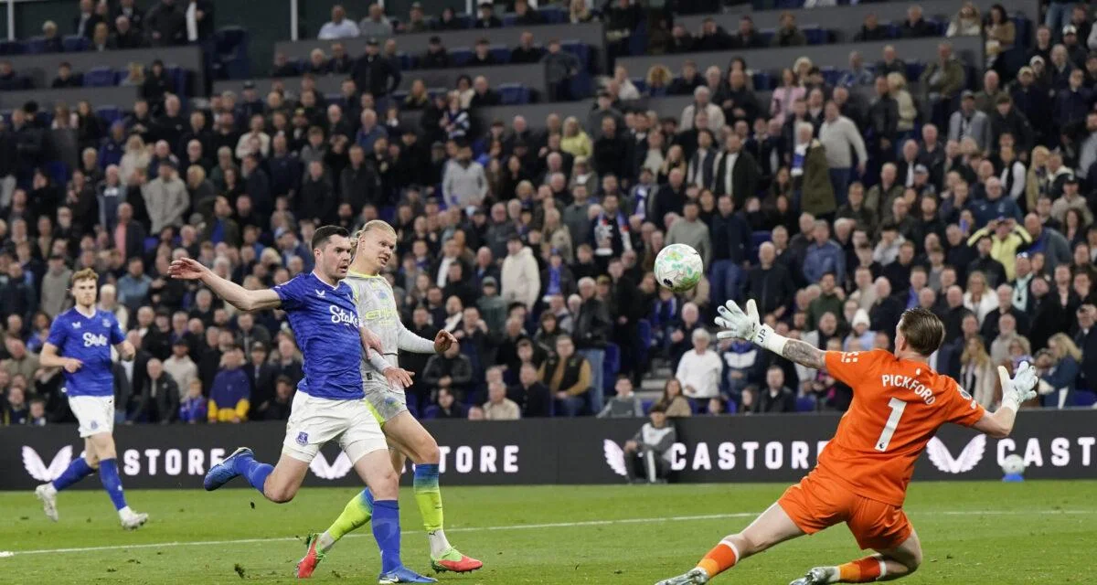 Manchester City arrache le nul à la dernière seconde contre Everton mais laisse Arsenal prendre de l'avance