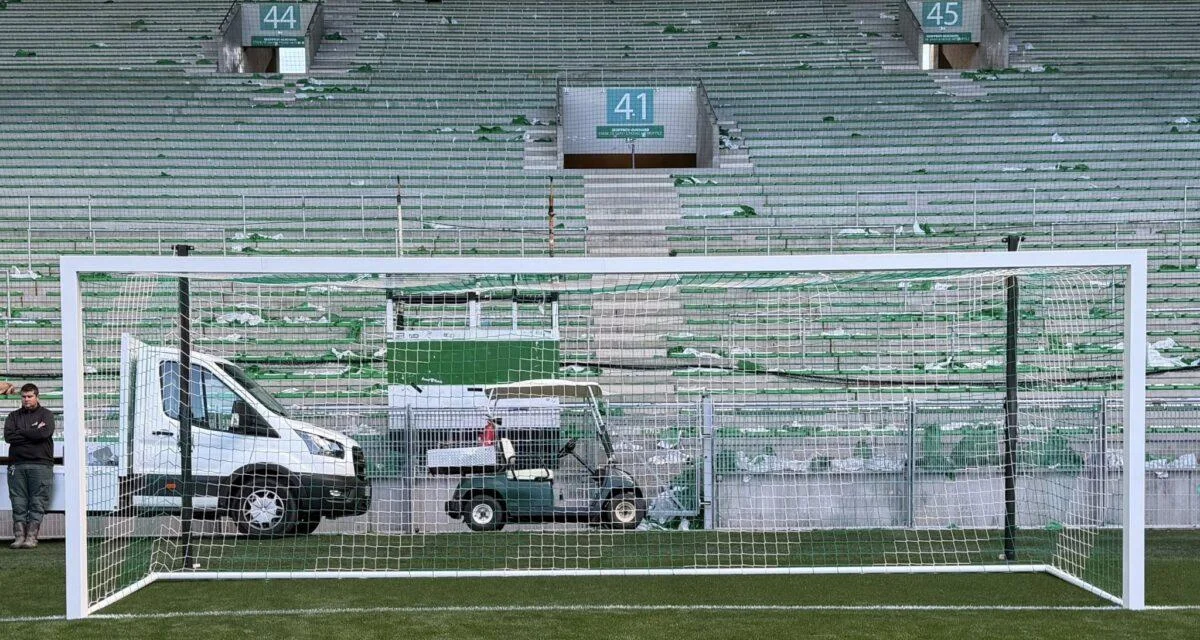 L'ASSE installe des poteaux carrés à Geoffroy-Guichard pour le match des héros !