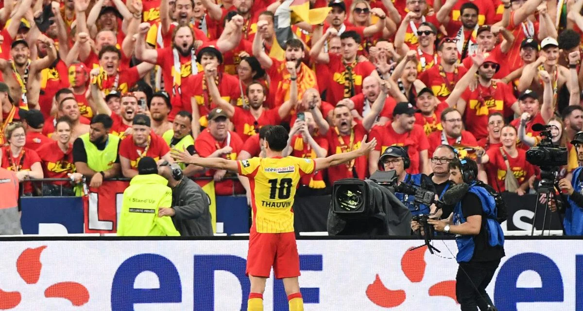 RC Lens - OGC Nice : la célébration folle de Thauvin qui traverse le stade pour célébrer avec son virage