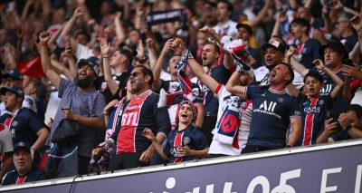 PSG-Arsenal : argent cash, famille des joueurs et médaille... les meilleures aventures de supporters parisiens lors de la victoire en Ligue des champions