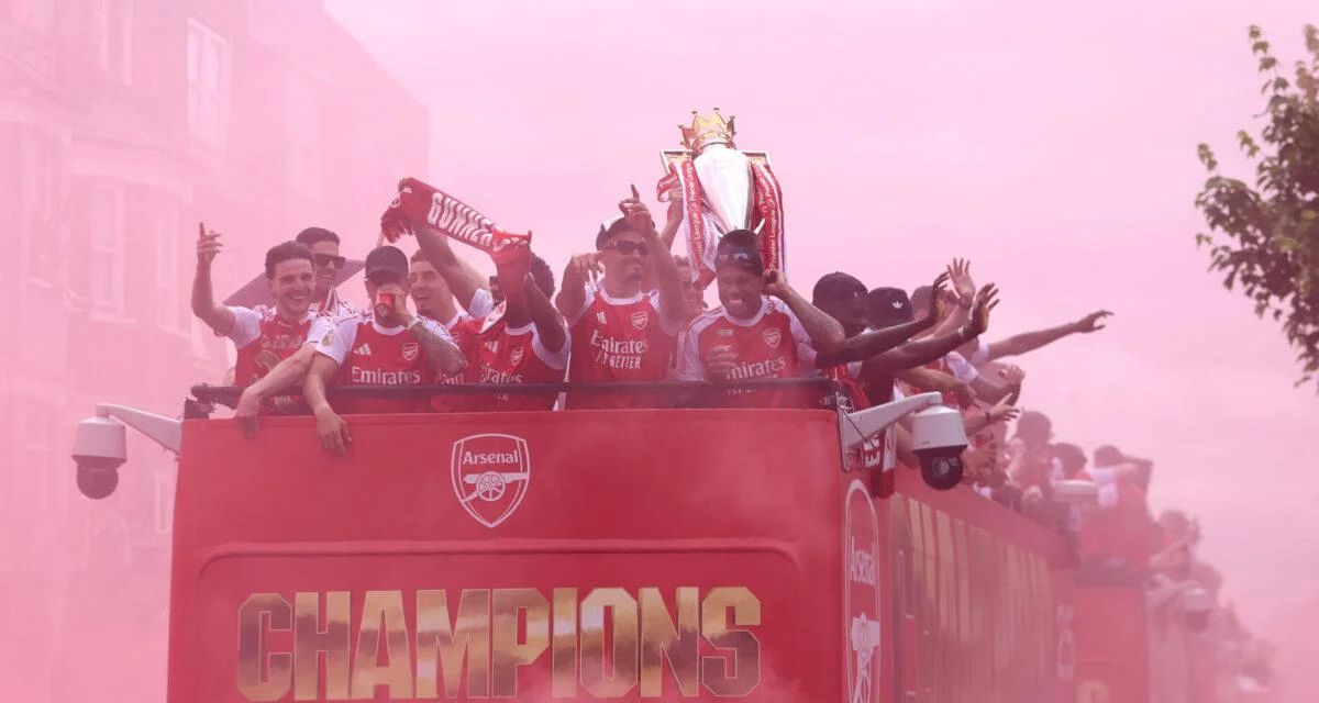 Au lendemain de sa défaite, Arsenal entame sa parade et défile bien dans les rues de Londres