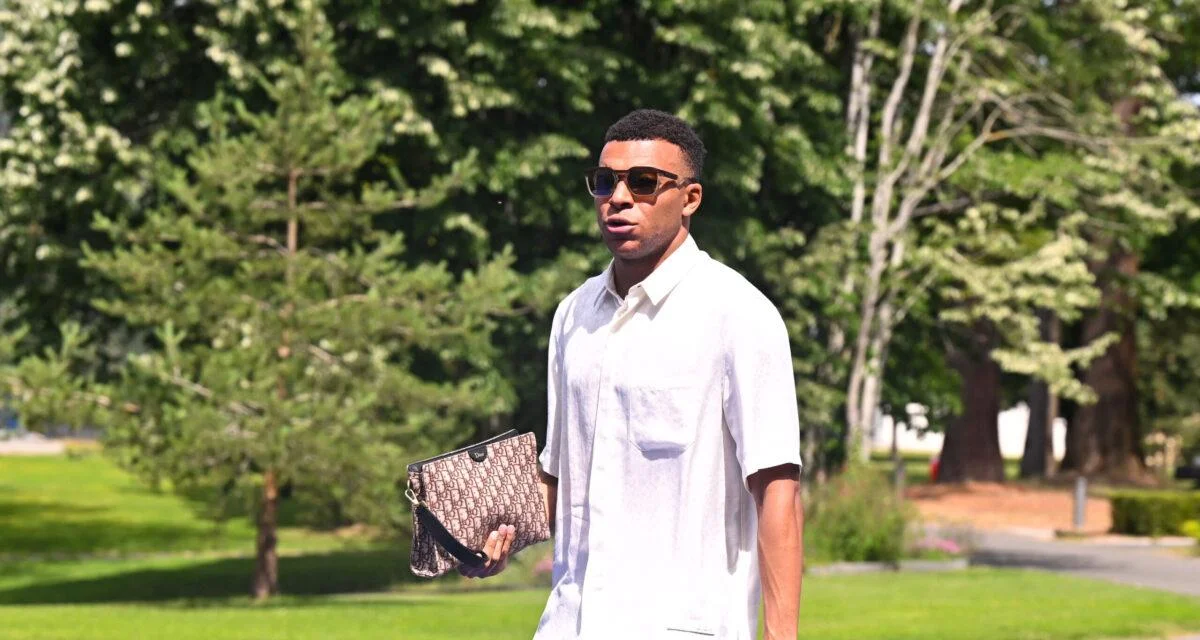 Equipe de France : perruque, lunettes, extravagance… le défilé de mode hilarant de Kylian Mbappé