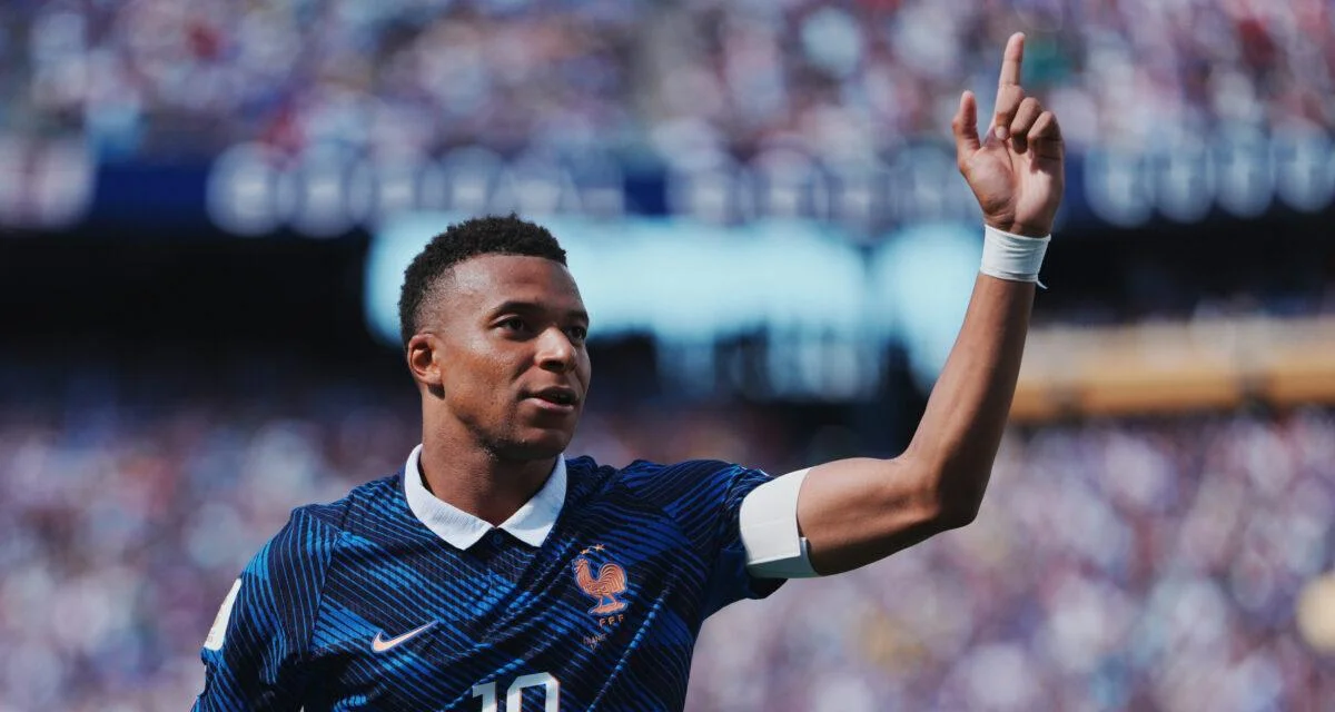 "Un animal", "un autre joueur avec la France, "Monsieur Mbappé", "Mbappé show" ... La presse mondiale s'agenouille devant Mbappé
