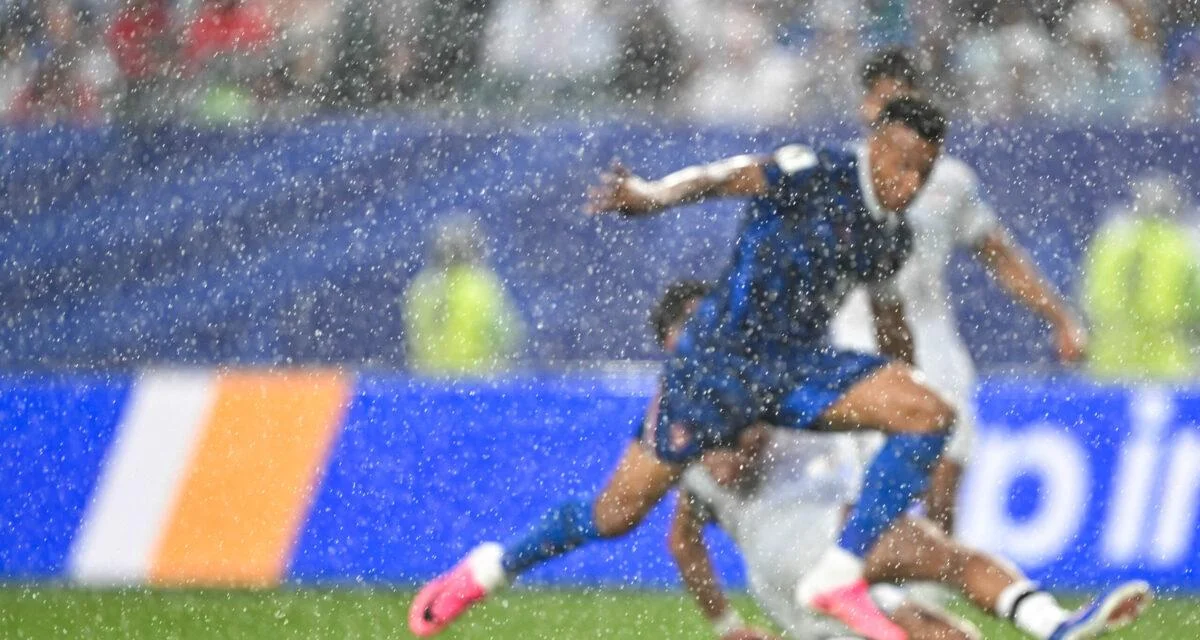 France - Irak : les images dingues du déluge de pluie pendant le match