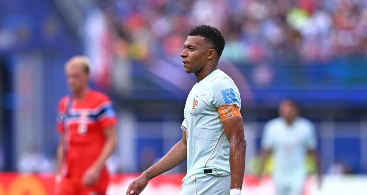 France - Norvège : quand Mbappé envoie l'arbitre donner son brassard à Tchouaméni