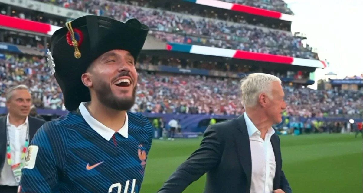 Paraguay-France : Cherki sort un chapeau de Napoléon pour fêter la qualification !