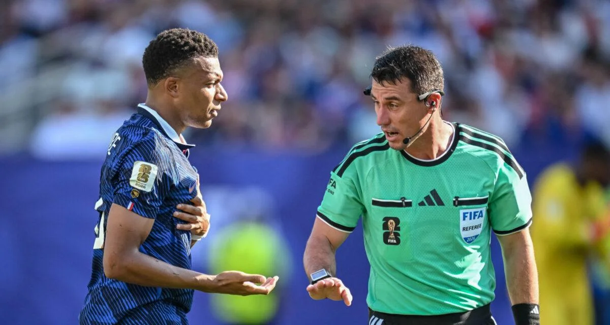 L'arbitre Ilgiz Tantashev de Paraguay - France suspendu après son match catastrophique ? La FIFA prend sa décision !