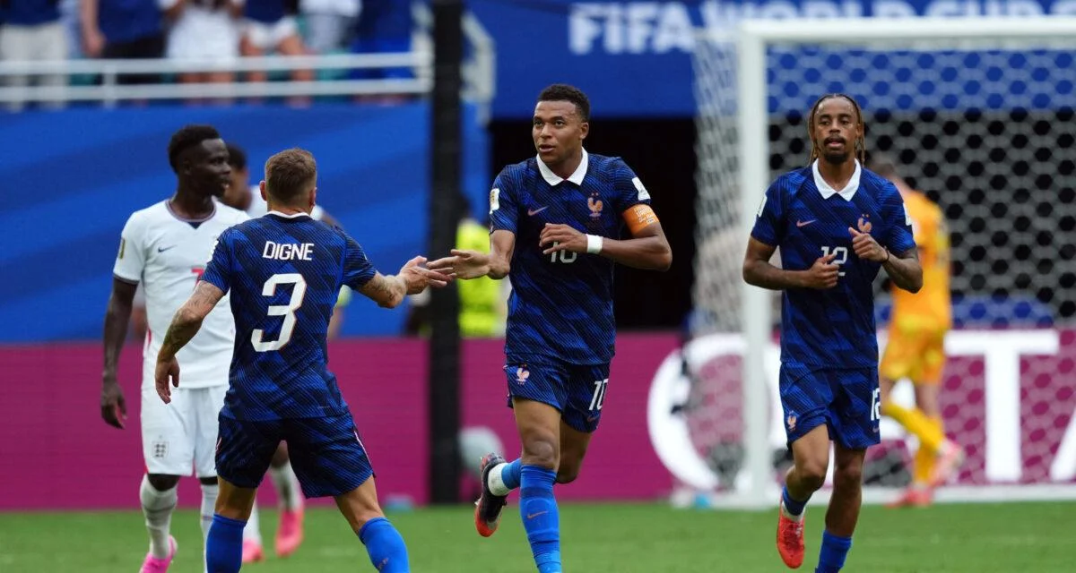 Malgré un rebond en seconde période, les Bleus s'inclinent 6-4 contre l'Angleterre et finissent quatrièmes