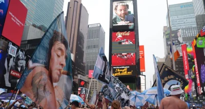 Espagne - Argentine : l'image folle de Times Square, envahi par les supporters argentins