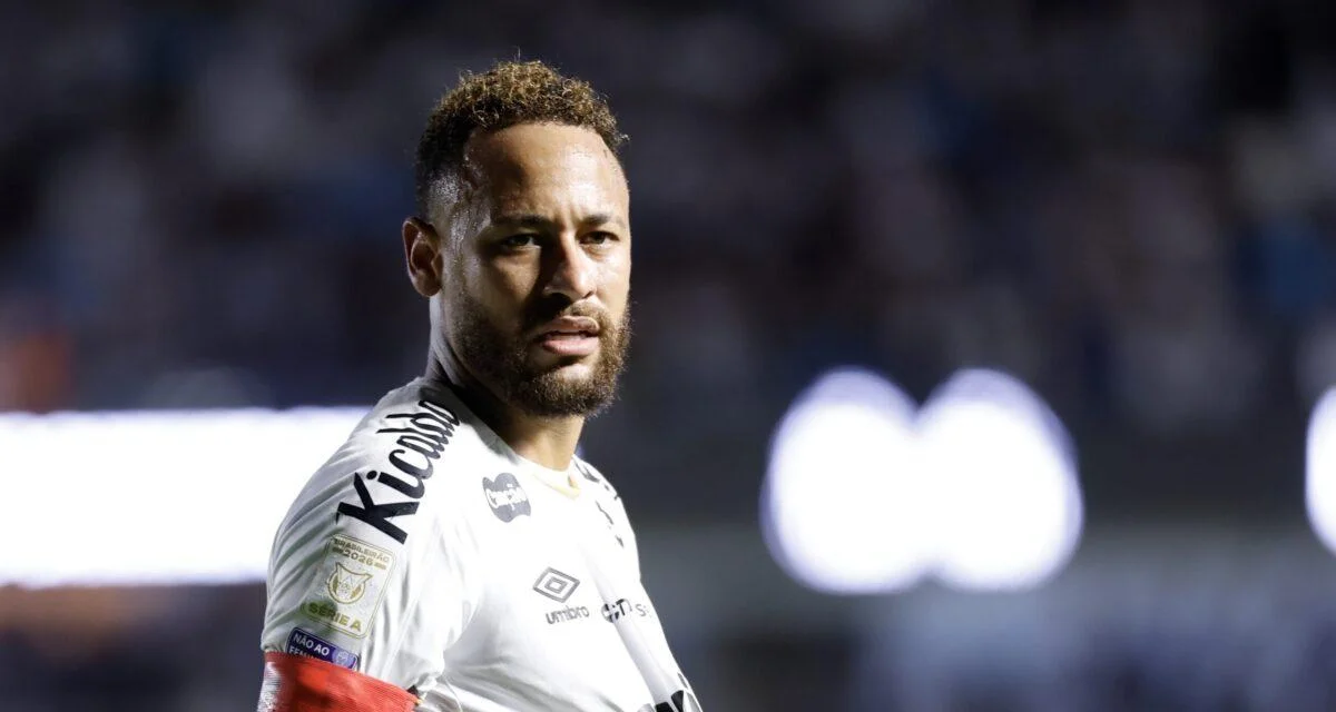 Pour son retour de Coupe du monde, Neymar brille avec Santos ... et provoque en mimant un geste de poker