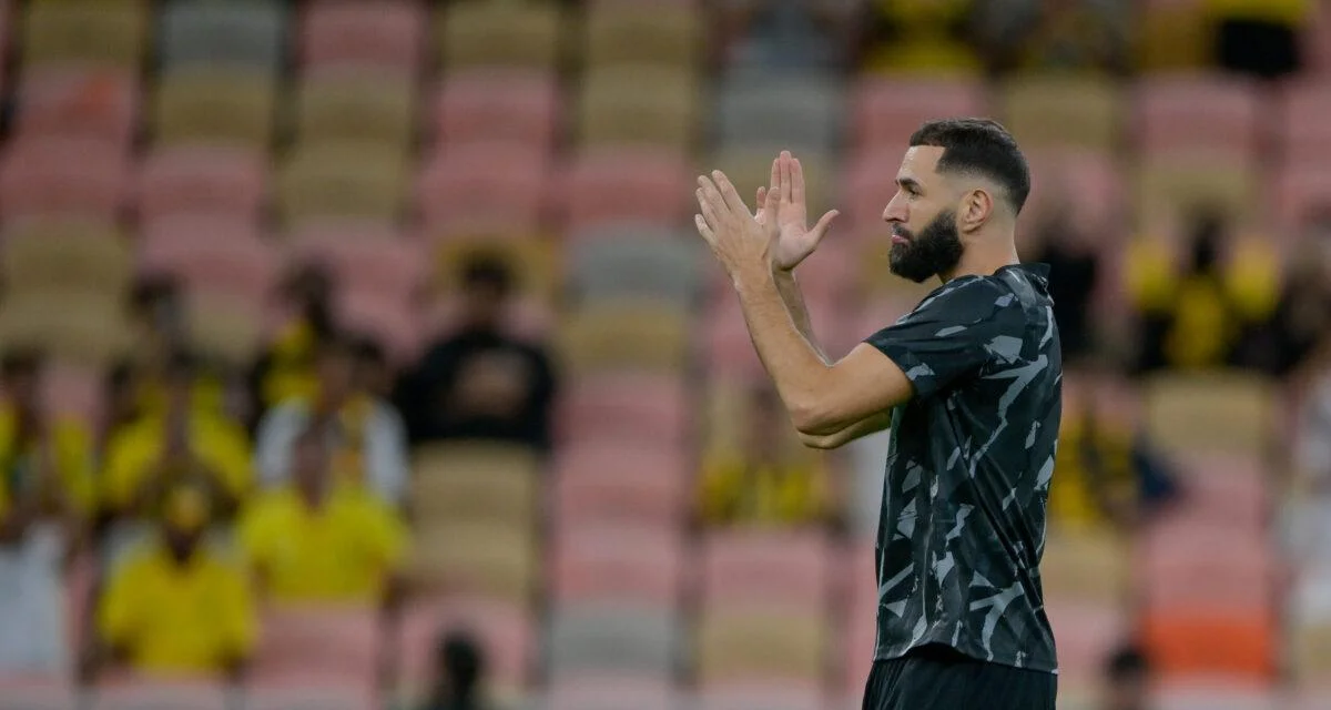 « Tu veux que je te donne mon maillot ? » ... Le moment génial entre Benzema et un joueur du MC Alger
