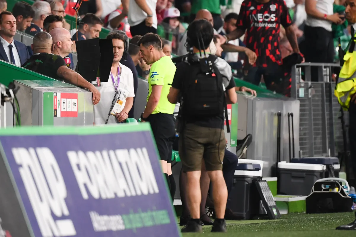 ASSE-Nice : Bastien explique à Montanier pourquoi les Verts n'ont eu ni penalty ni coup franc