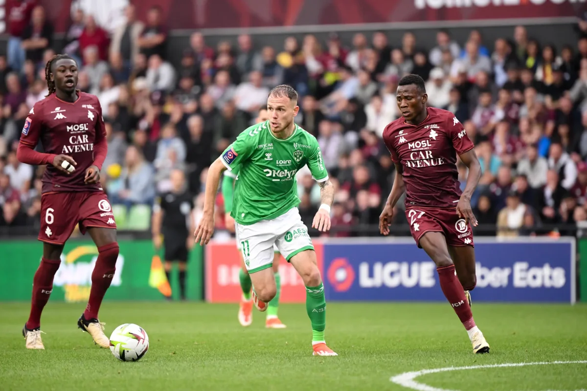 Ligue 2 : Un concurrent de l'ASSE déplumé joue avec le feu avant la reprise