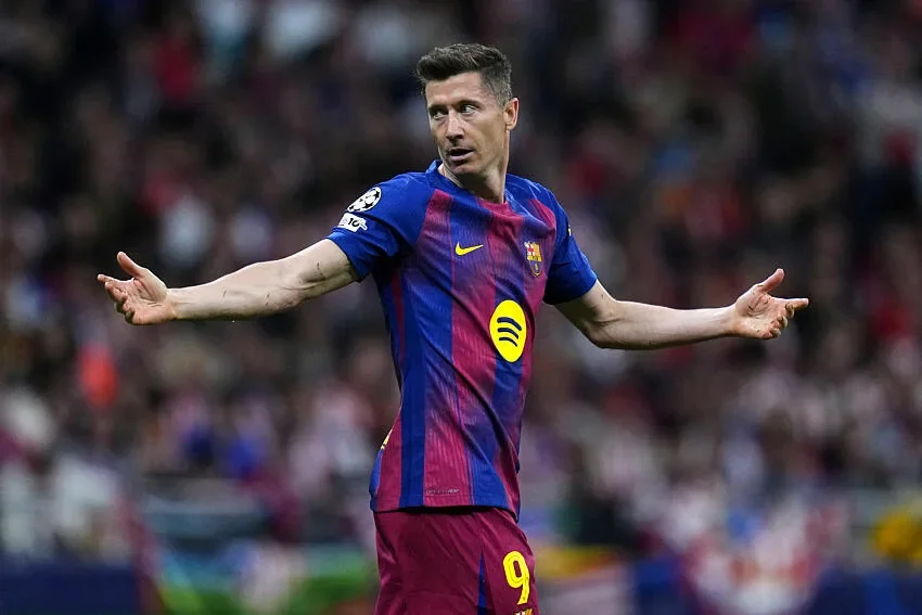Lewandowski au Barça : Flick joue la montre, le départ se précise