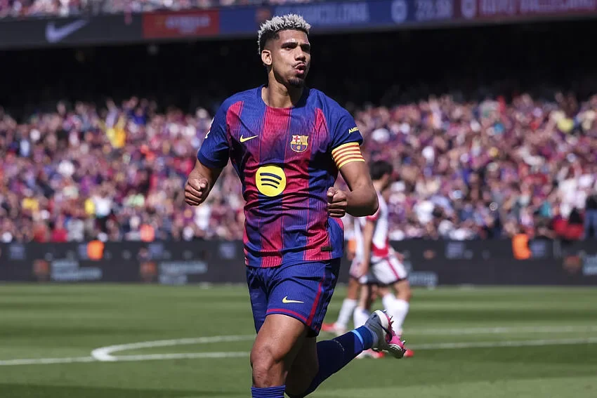 Liverpool va faire une offre de 35 M€ au Barça pour ce défenseur en disgrâce
