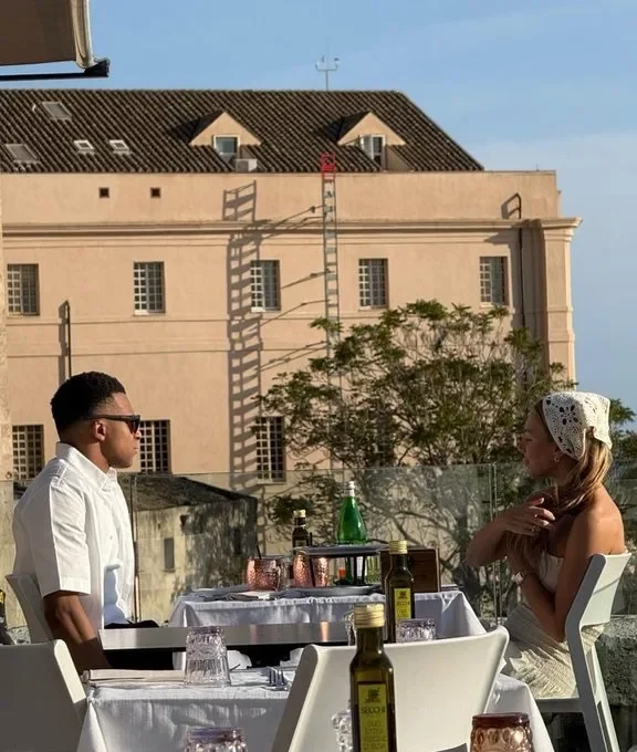 Le Real Madrid voit rouge : Mbappé surpris avec Ester Expósito en vacances en Italie alors qu’il est censé être blessé !