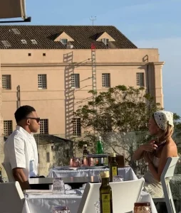 Le Real Madrid voit rouge : Mbappé surpris avec Ester Expósito en vacances en Italie alors qu’il est censé être blessé !