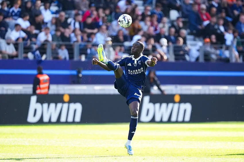 Liverpool, Crystal Palace, Fulham… tous focus sur le défenseur sénégalais du Paris FC