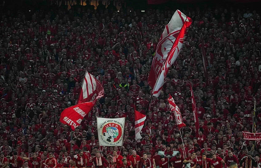 « On vous envoie à Sainte-Hélène ! » : quand les supporters du Bayern répondent au tifo napoléonien du PSG (évidemment avec le recul, ils sont ridicules)