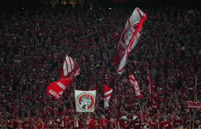 « On vous envoie à Sainte-Hélène ! » : quand les supporters du Bayern répondent au tifo napoléonien du PSG (évidemment avec le recul, ils sont ridicules)