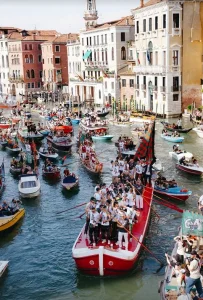 « Siamo tornati ! » : Venezia FC champion de Serie B fête sa montée en Serie A en gondoles sur le Grand Canal
