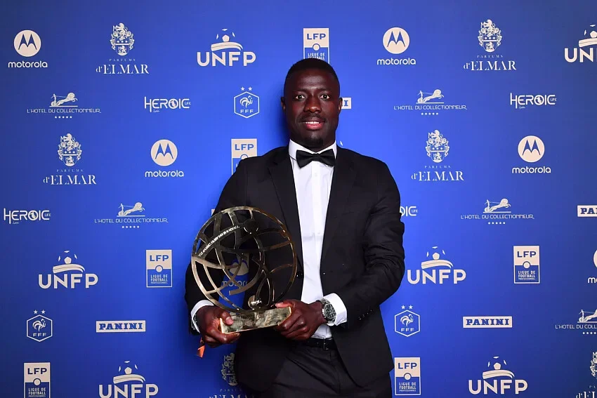 Dame Gueye et le Mans FC sur le toit de la Ligue 2 avec le trophée Just Fontaine