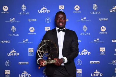 Dame Gueye et le Mans FC sur le toit de la Ligue 2 avec le trophée Just Fontaine