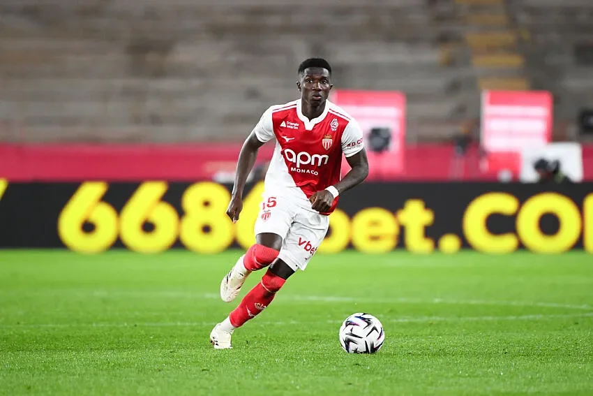 Lamine Camara, le milieu que toute l’Angleterre veut — et que Monaco n’a pas encore lâché