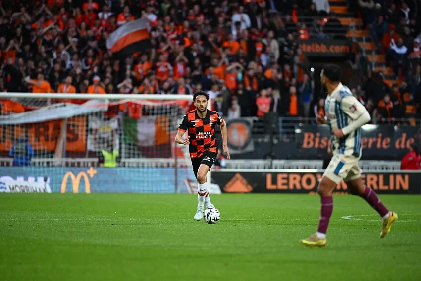Mercato Ligue 1 : L’AS Roma s’attaque à un taulier du FC Lorient !