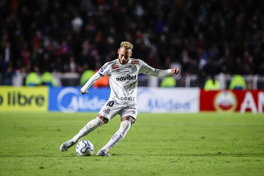 Neymar : La bévue de l’arbitre qui met le feu au match (Vidéo)