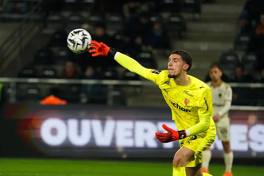 Le meilleur gardien de la saison compte bien rester au RC Lens