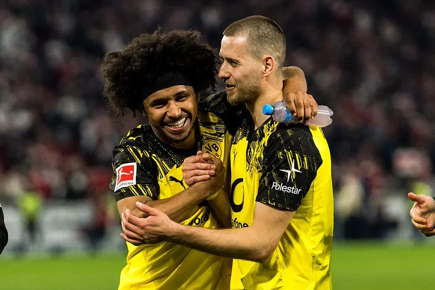 Dortmund ouvre la porte pour son ailier star à 70 M€ : Chelsea ou Manchester United ?