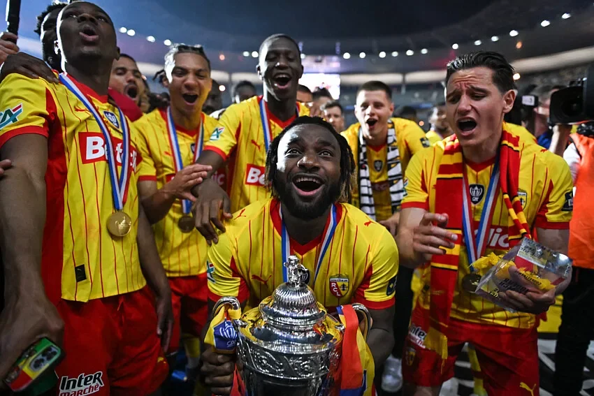 La Coupe de France du RC Lens bientôt exposée au Louvre-Lens