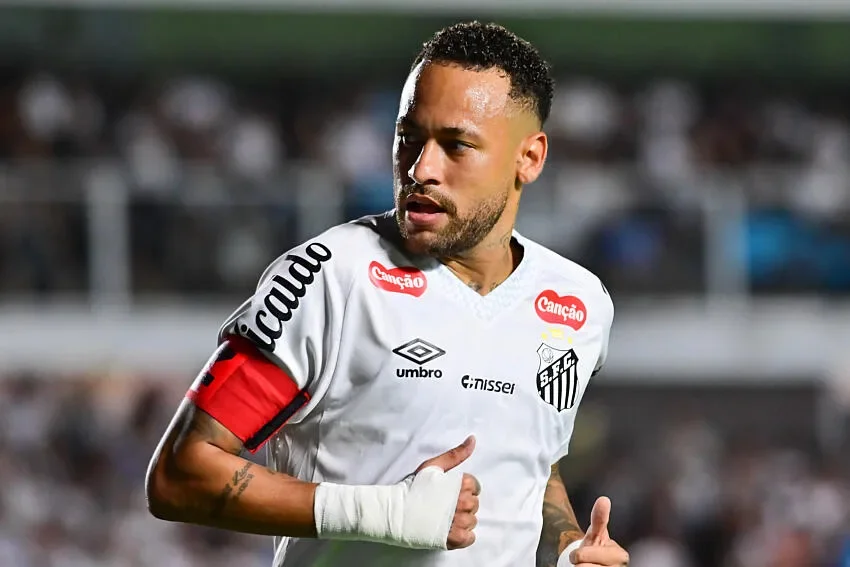 Neymar débarque en hélicoptère (et blessé) au rassemblement de la Seleção, Ancelotti n’apprécie pas